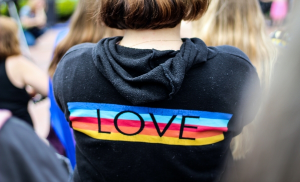Saco con un arcoíris que dice 'love'
