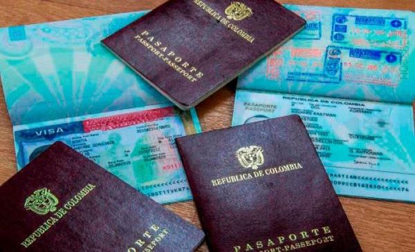 Pasaportes junto a visa americana