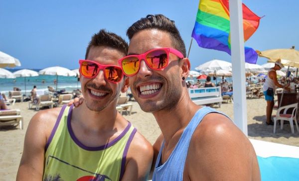 Pareja LGBT de viaje en Puerto Vallarta