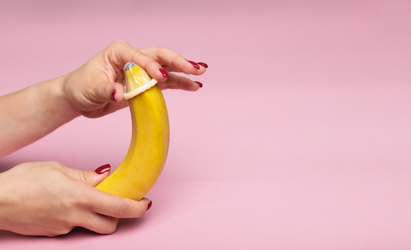 Banano con un condón